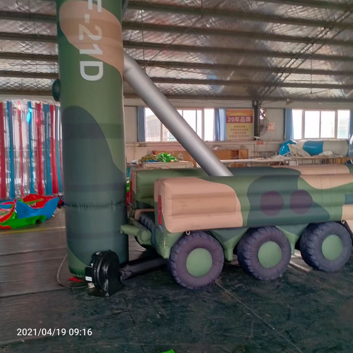 道里军事演习中的充气目标车辆：模拟发射车雷达车坦克飞机
